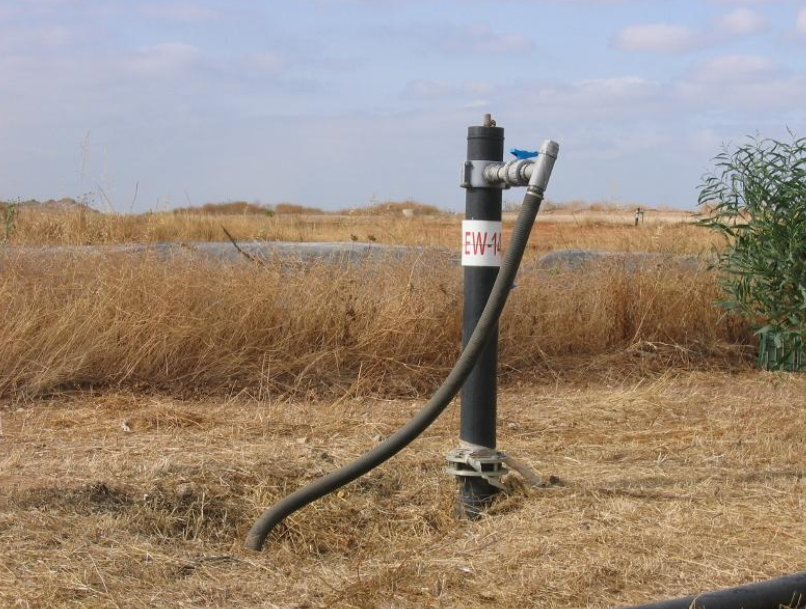 באר ניטור/גז מסומנת EW-14, עומדת בשדה קוצים יבש ליד מטמנה סגורה