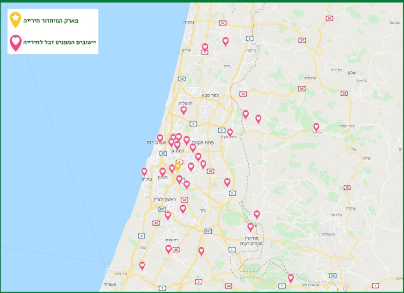 "מפת גוש דן ומרכז הארץ עם סימון מיקום פארק המיחזור חירייה (כוכב כתום) ורשימת יישובים שולחים אשפה לחירייה (סיכות ורודות), מפוזרים ברחבי האזור