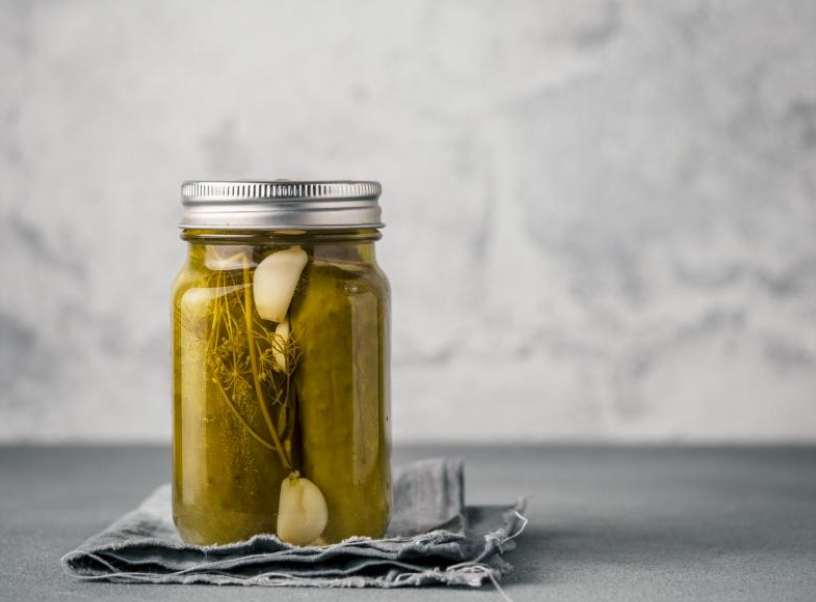 מלפפונים מוחמצים בתוך צנצנת זכוכית.