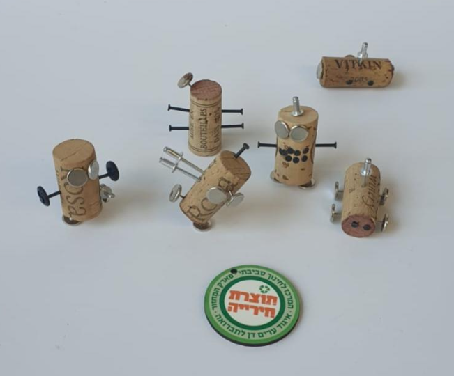תמונה של יצירה עם פקקי שעם בסדנת מייקרים במרכז לחינוך סביבתי.